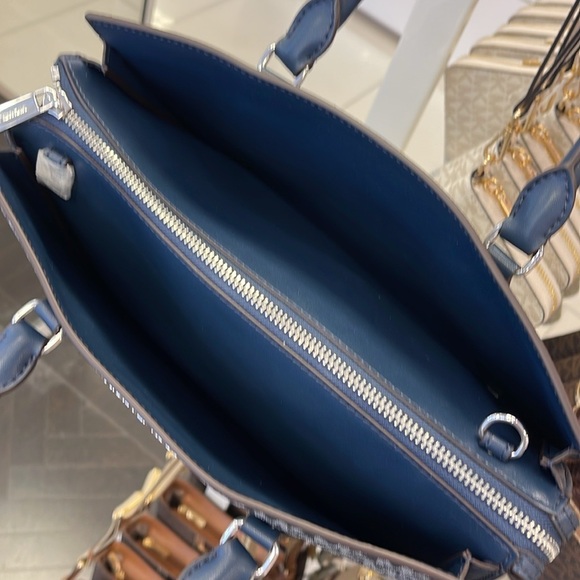 Michael Kors Sheila Medium Ombré Signature Logo Satchel
Navy 
NWT - Picture 14 of 16